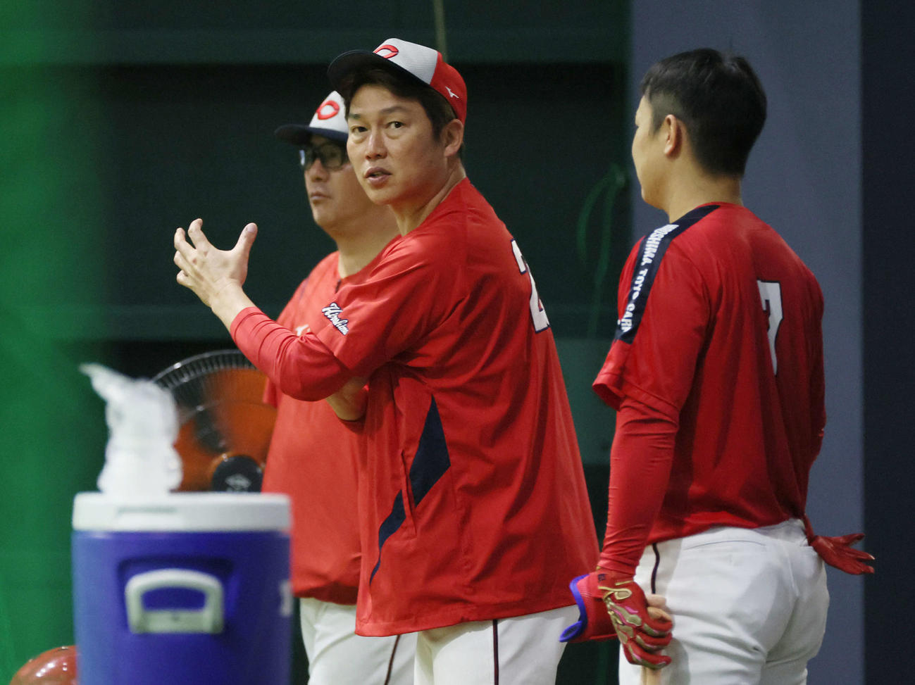 堂林（右）に打撃指導する広島新井監督（2024年4月29日撮影）