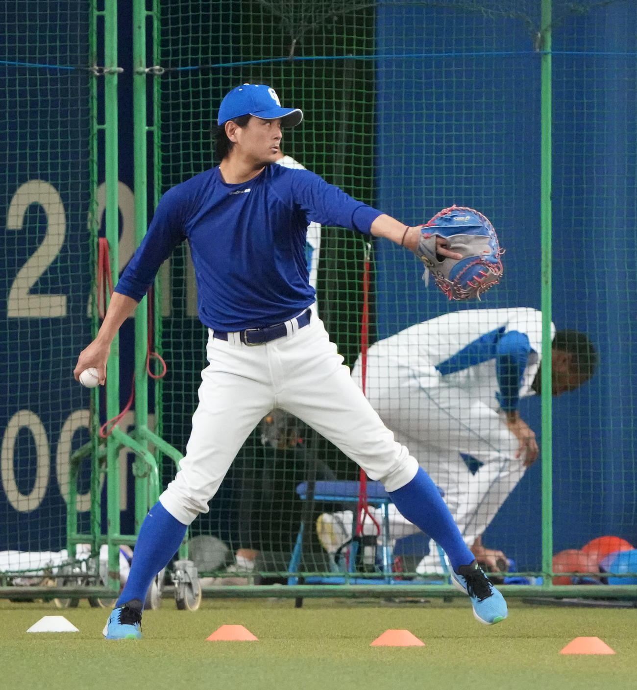 30日、中日対DeNA　試合前練習でキャッチボールをする涌井（撮影・森本幸一）