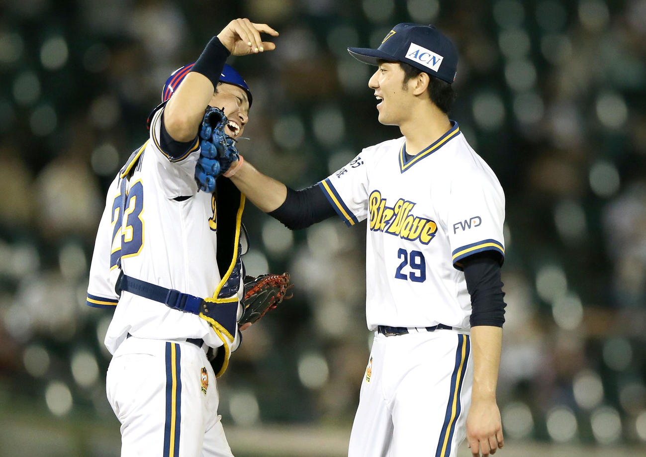 田嶋大樹（右）はプロ初完投初完封し捕手の伏見から祝福され笑顔を見せる（20年9月撮影）