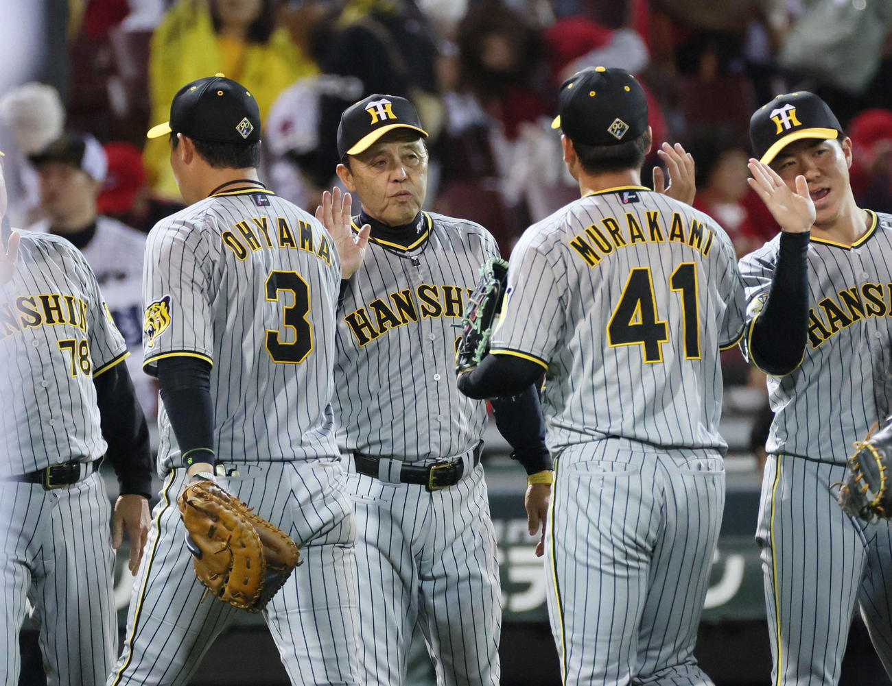 広島対阪神　完投勝利を挙げた村上を迎える岡田監督（中央）ら（撮影・加藤孝規）