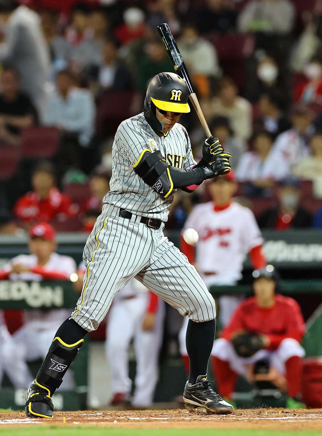 広島対阪神　4回表阪神無死一、二塁、佐藤輝は右ひじに死球を受ける（撮影・上田博志）