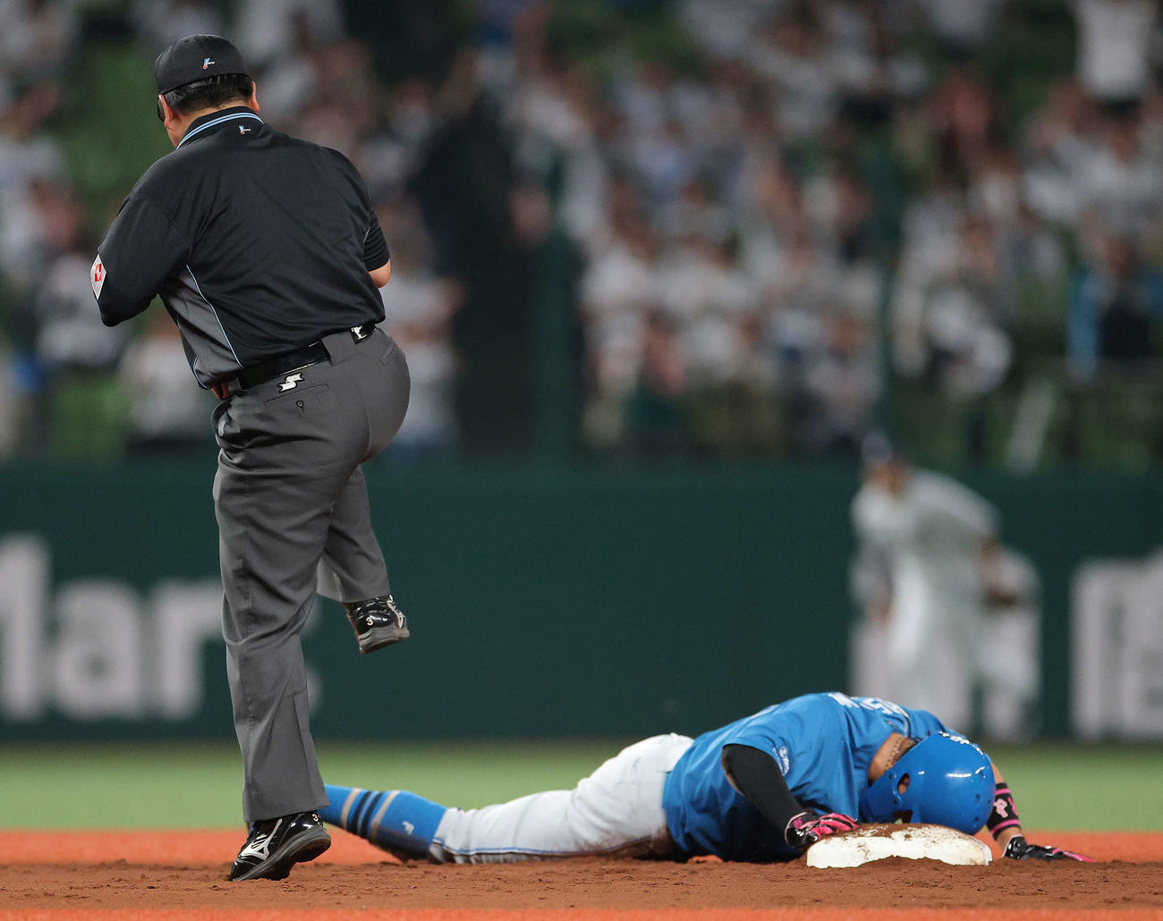 西武対日本ハム　3回表日本ハム2死二塁、けん制でタッチアウトとなる細川（撮影・河田真司）