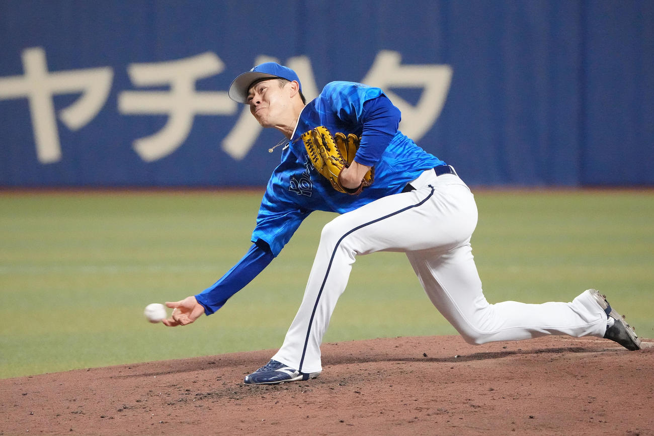 中日対DeNA　3回裏、力投するDeNA先発の中川颯（撮影・森本幸一）