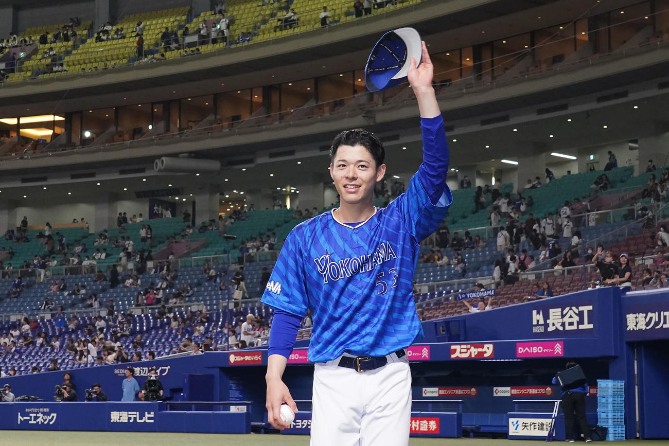 中日対DeNA　プロ初勝利を挙げ勝利球を手に観客の声援に応える中川颯（撮影・森本幸一）