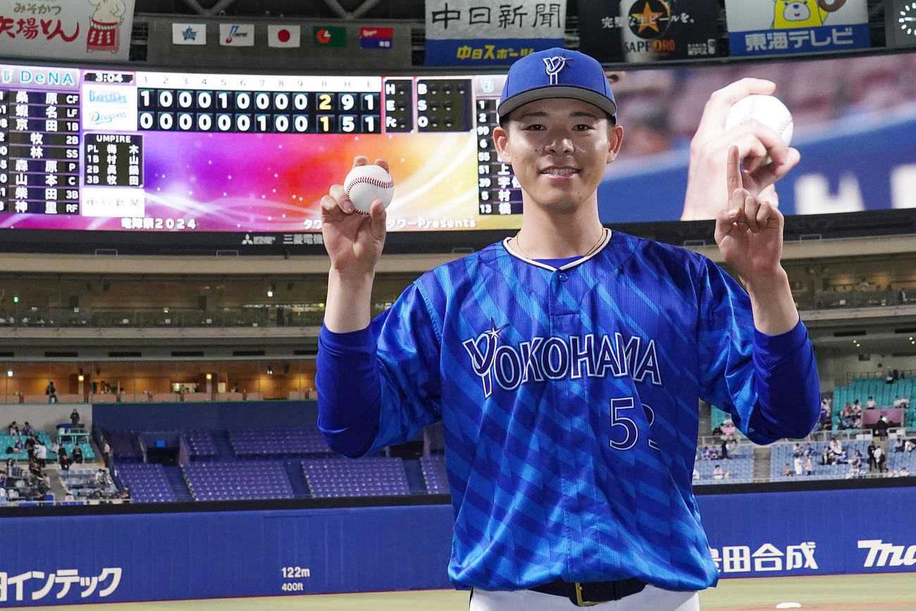 中日対DeNA　プロ初勝利を挙げ勝利球を手にポーズを決める中川颯（撮影・森本幸一）