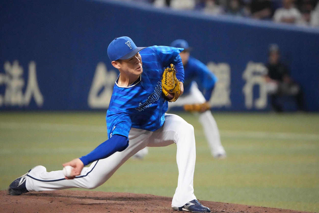 中日対DeNA　4回裏、力投するDeNA先発の中川颯（撮影・森本幸一）