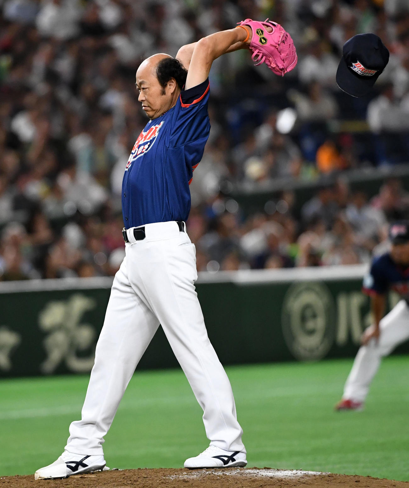 ぴっかり投法を披露する佐野慈紀氏（2018年7月30日撮影）
