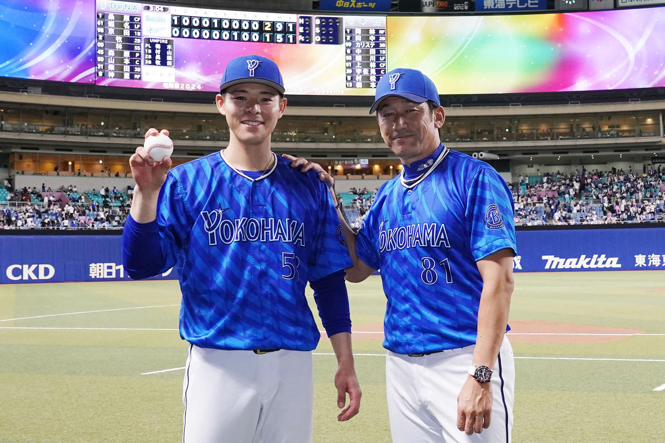 4月30日、プロ初勝利を挙げ勝利球を手に三浦監督とポーズを決めるDeNA中川颯（左）