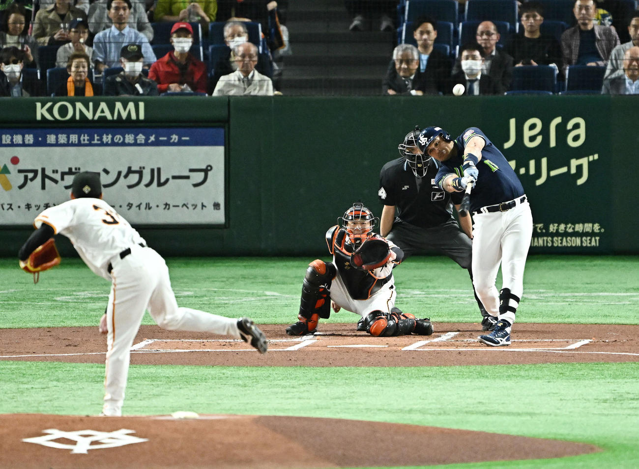 巨人対ヤクルト　1回表ヤクルト無死一、二塁、オスナは先制左越え3点本塁打を放つ。投手赤星（撮影・滝沢徹郎）