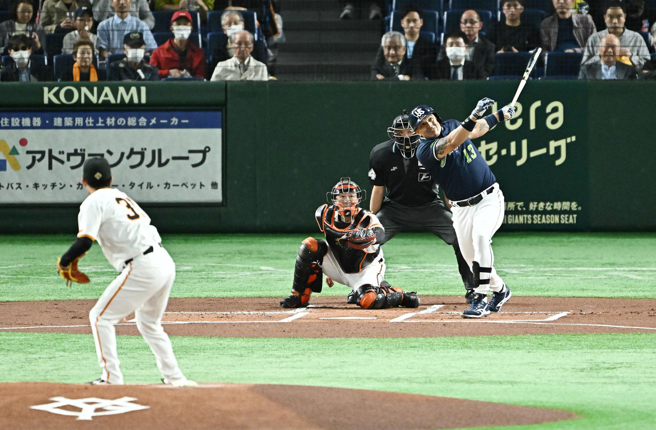 巨人対ヤクルト　1回表ヤクルト無死一、二塁、オスナは先制左越え3点本塁打を放つ。投手赤星（撮影・滝沢徹郎）
