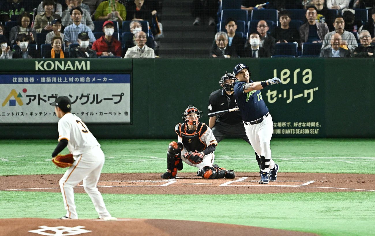 巨人対ヤクルト　1回表ヤクルト無死一、二塁、オスナは先制左越え3点本塁打を放つ。投手赤星（撮影・滝沢徹郎）