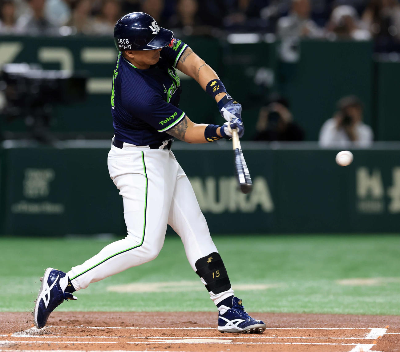巨人対ヤクルト　1回表ヤクルト無死一、二塁、オスナは左越え3点本塁打を放つ（撮影・浅見桂子）