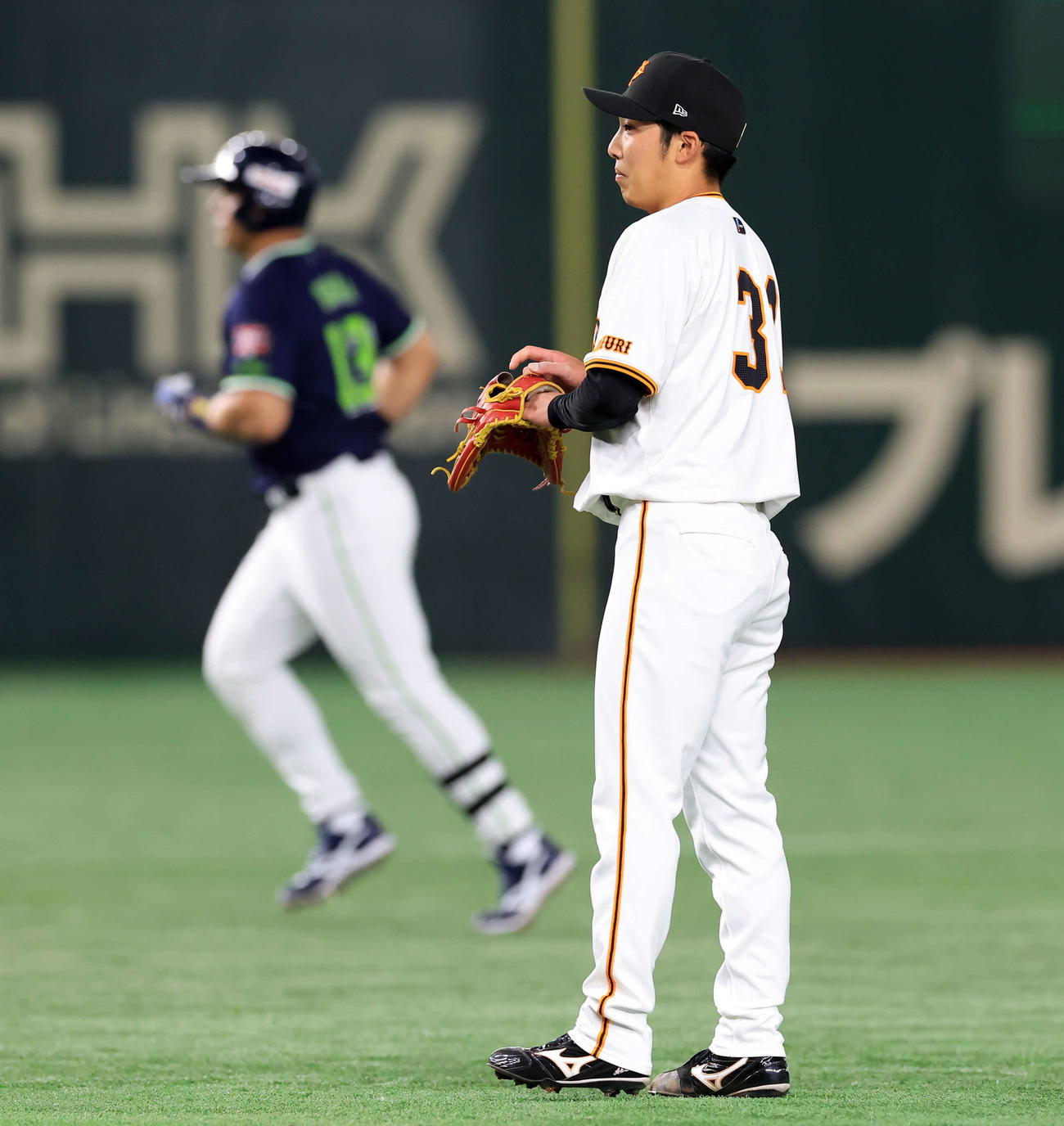 巨人対ヤクルト　1回表ヤクルト無死一、二塁、オスナ（後方）に左越え3点本塁打を許しぼう然とする赤星（撮影・浅見桂子）