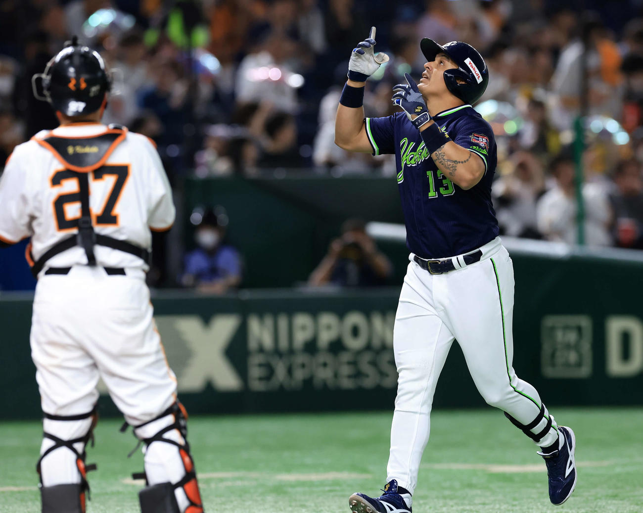 巨人対ヤクルト　1回表ヤクルト無死一、二塁、オスナは左越え3点本塁打を放ち、天を指差し生還する（撮影・浅見桂子）