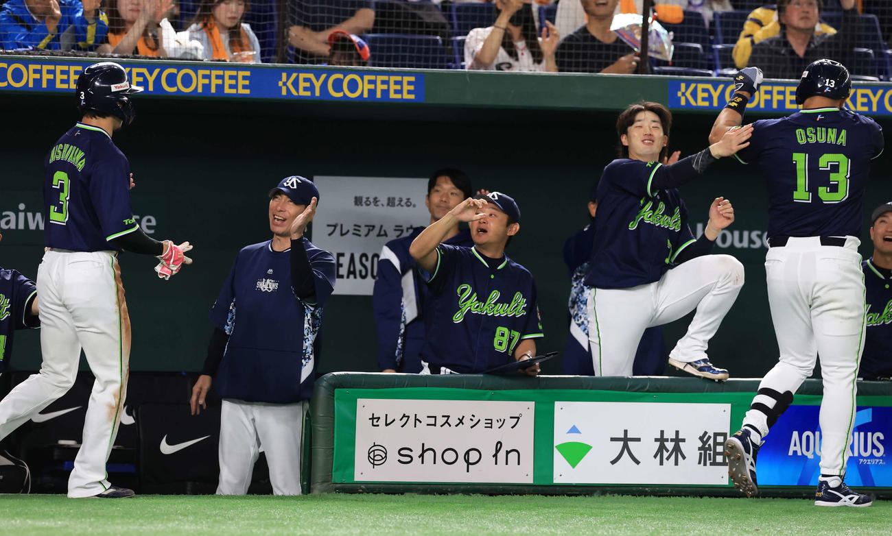 巨人対ヤクルト　1回表ヤクルト無死一、二塁、オスナ（右）が左越え3点本塁打を放ち、笑顔で迎える高津監督（左から2人目）（撮影・浅見桂子）