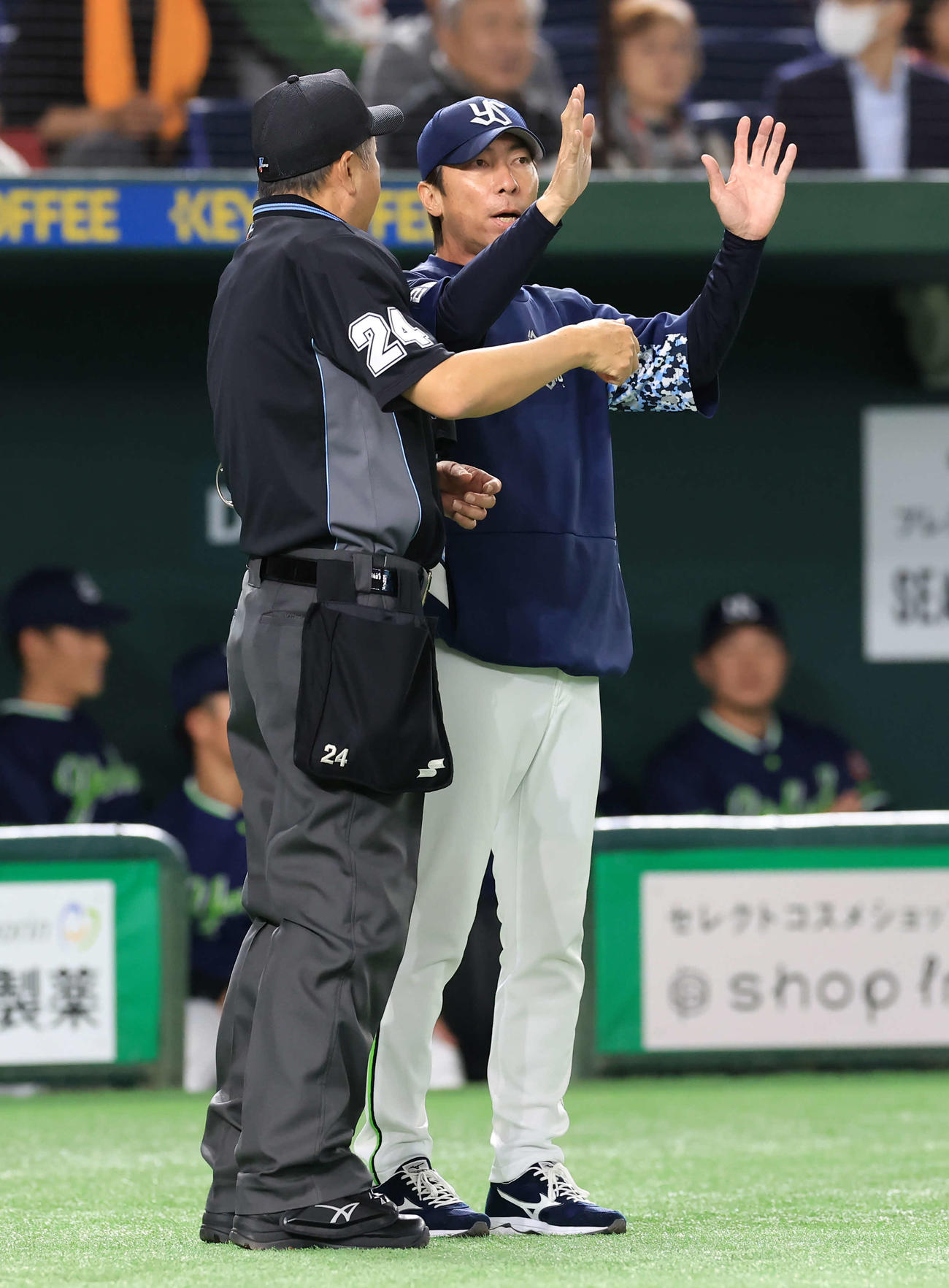 巨人対ヤクルト　1回表ヤクルト1死、サンタナの右二塁打の判定をめぐって球審に抗議する高津監督（撮影・浅見桂子）