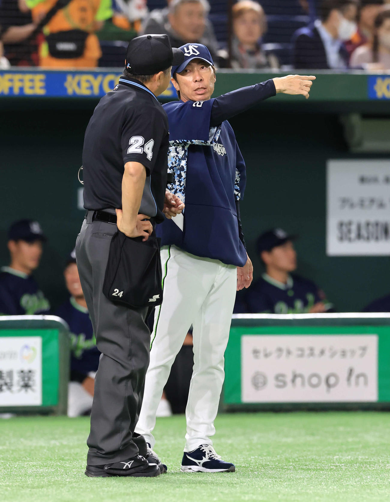巨人対ヤクルト　1回表ヤクルト1死、サンタナの右二塁打の判定をめぐって球審に抗議する高津監督（撮影・浅見桂子）