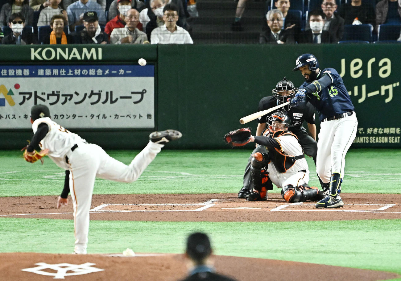 巨人対ヤクルト　1回表ヤクルト1死、サンタナは右翼線に二塁打を放つ。投手赤星（撮影・滝沢徹郎）
