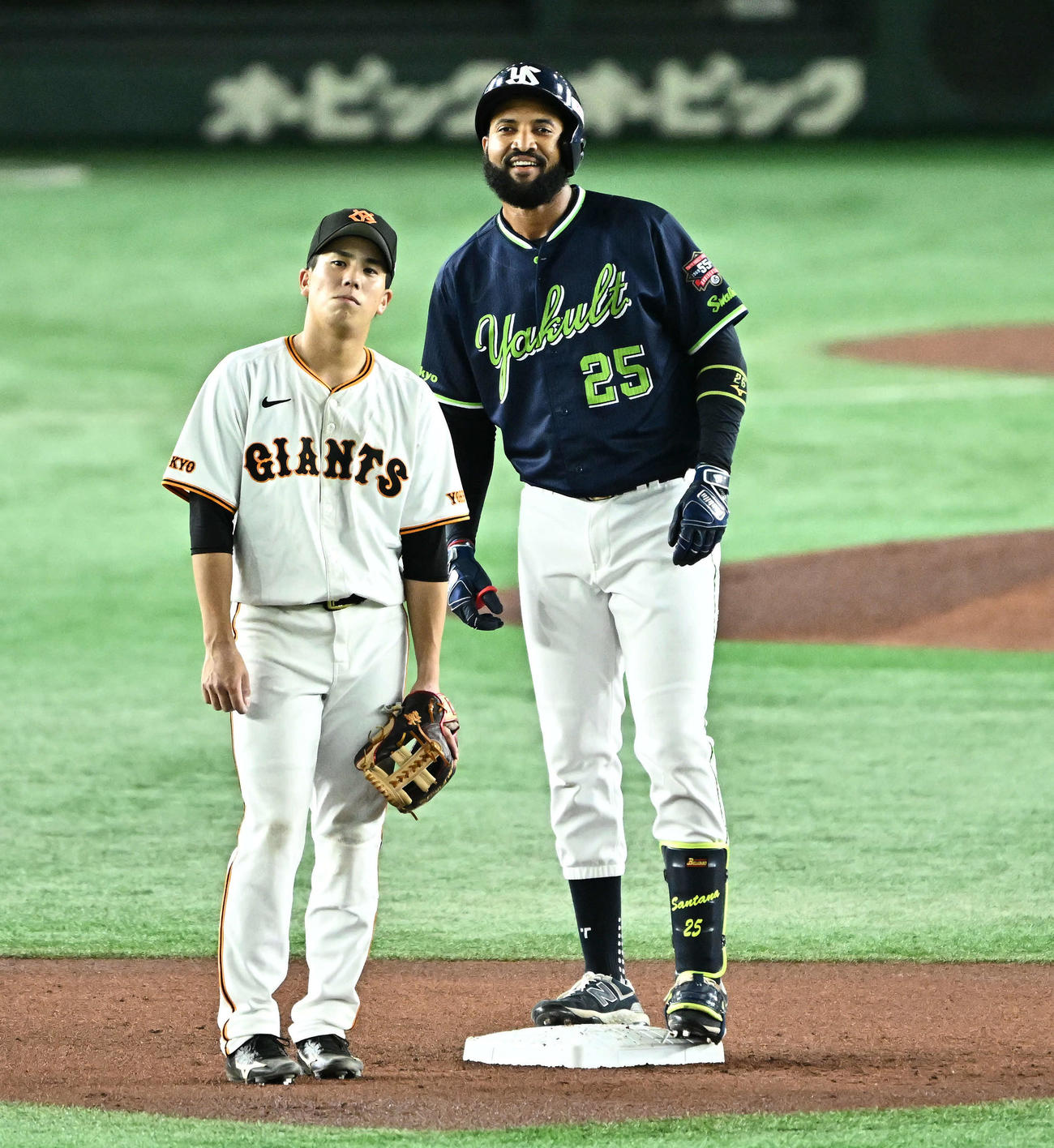 巨人対ヤクルト　1回表ヤクルト1死、サンタナ（右）のファウル判定がリクエストとなり、一緒にリプレー映像を見る遊撃手門脇（撮影・滝沢徹郎）