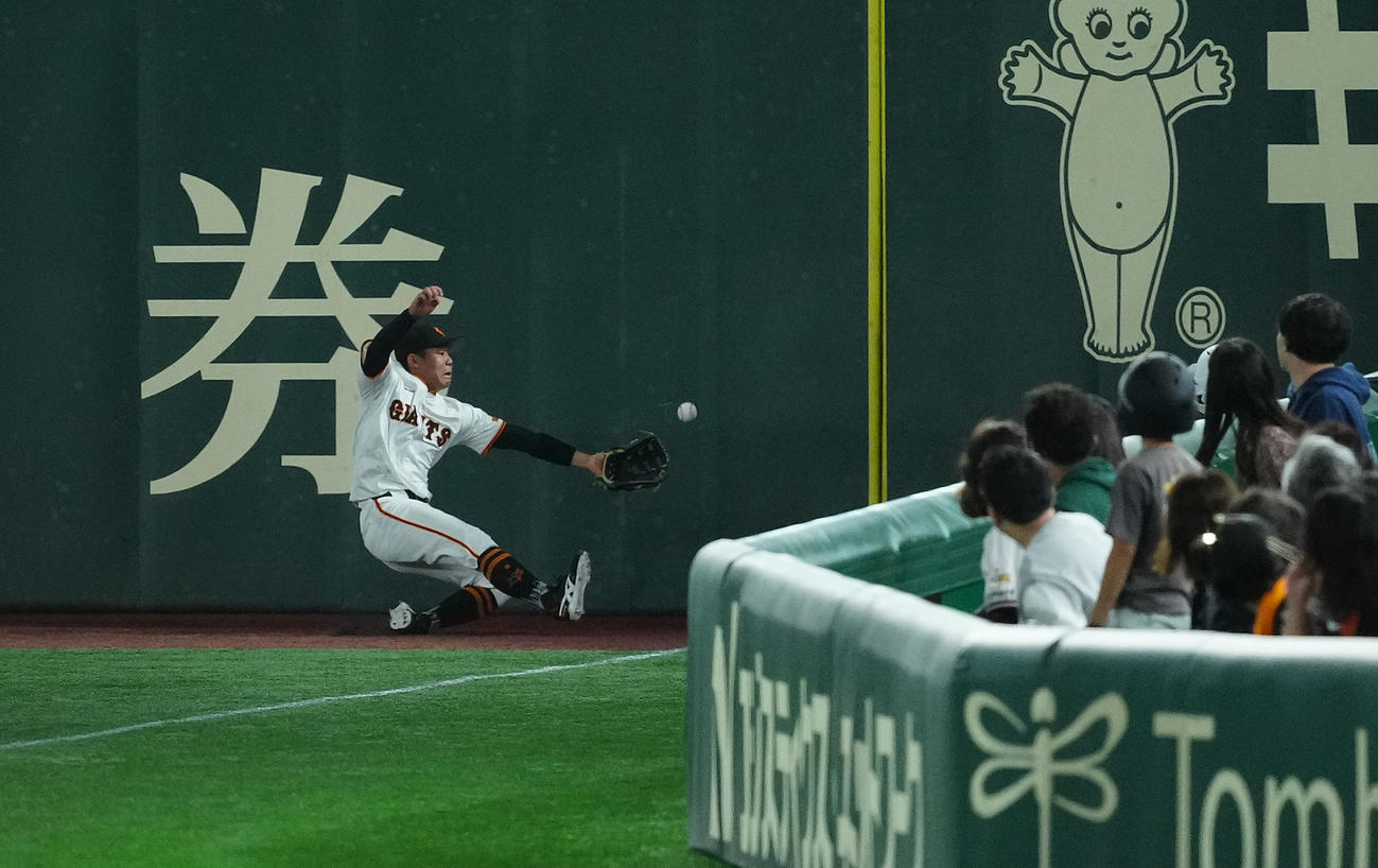 巨人対ヤクルト　1回表ヤクルト1死、サンタナの飛球に、佐々木が飛びつくも捕球出来ず二塁打とされる（撮影・たえ見朱実）
