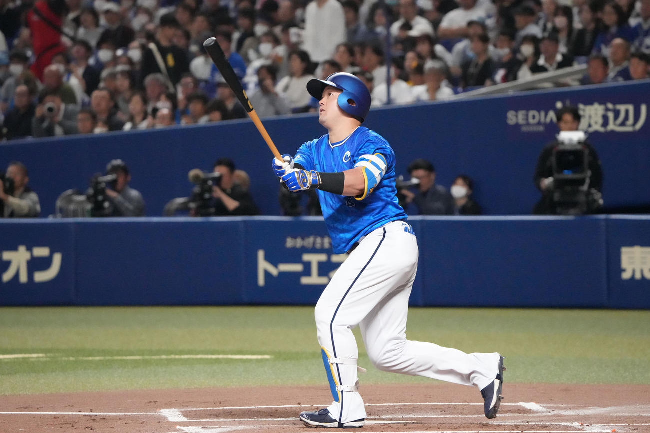 中日対DeNA 1回表DeNA無死一、三塁、左越え3点本塁打を放つ牧（撮影・森本幸一）