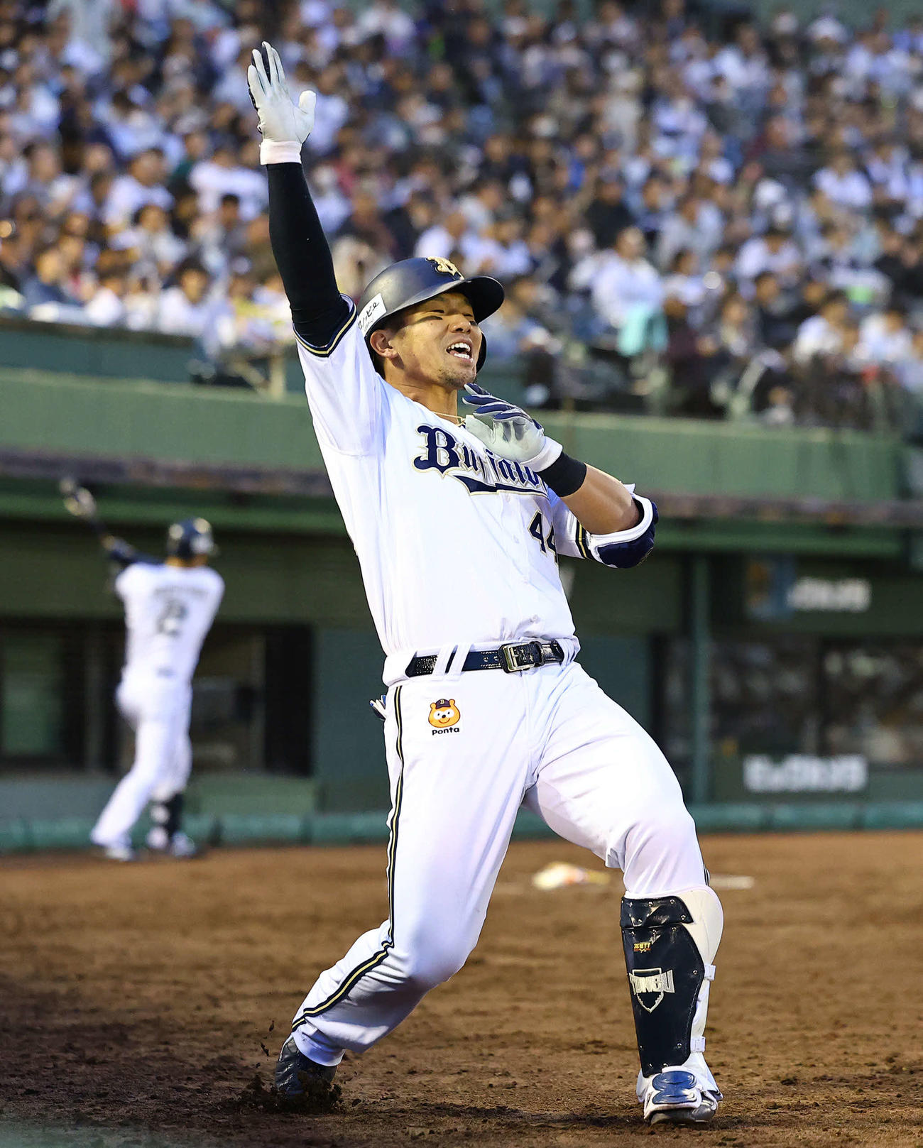 オリックス対ロッテ　2回裏オリックス無死、先制本塁打を放ち、スタンドに向かってポーズをとる頓宮（撮影・藤尾明華）