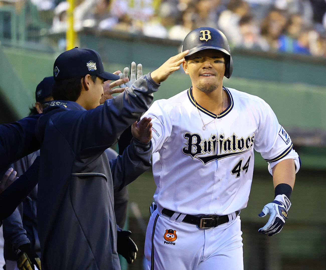オリックス対ロッテ　2回裏オリックス無死、先制本塁打を放ちナインに迎えられる頓宮（撮影・藤尾明華）