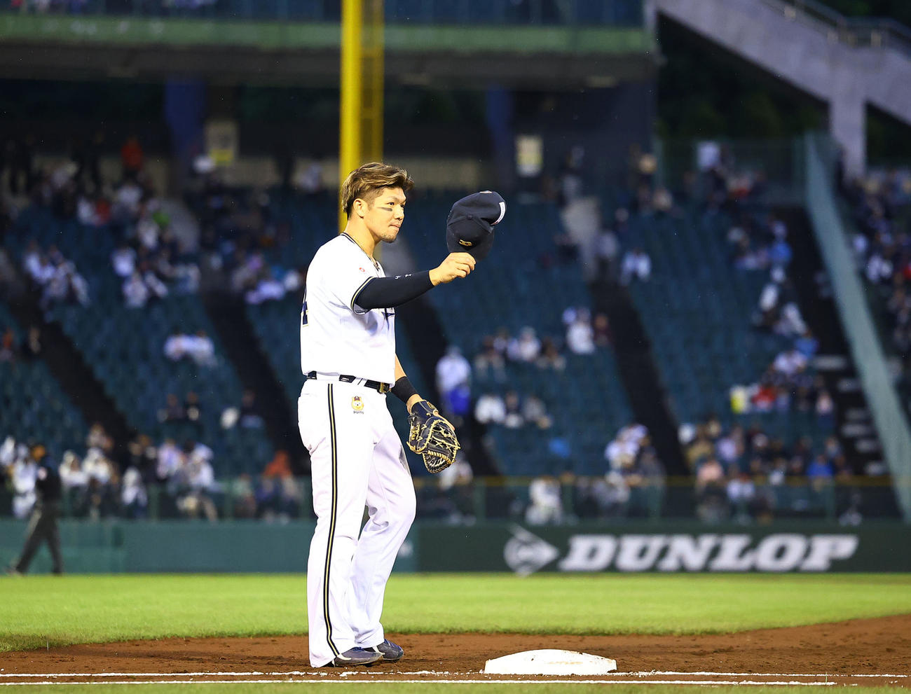オリックス対ロッテ　2回に先制本塁打を放ち、スタンドの声援に応える頓宮（撮影・藤尾明華）