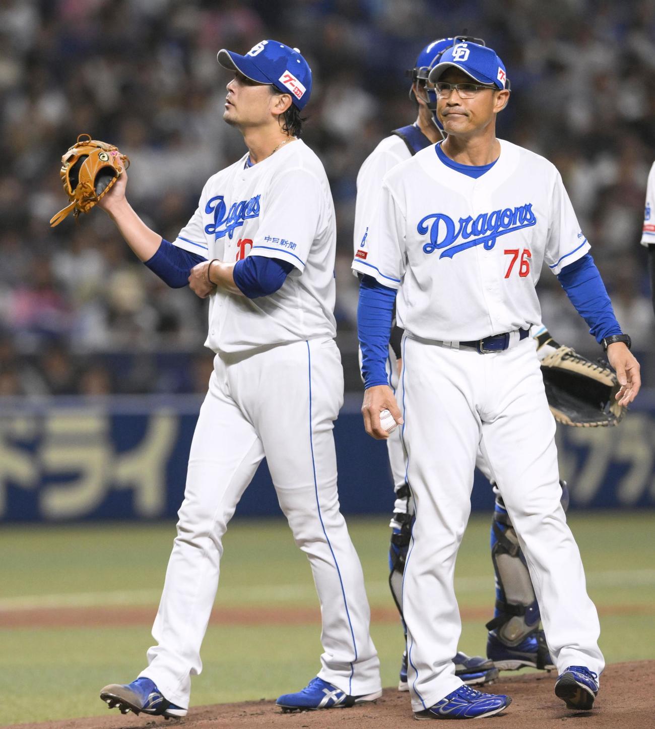 中日対DeNA　1回途中、大量失点を喫しマウンドを降りる中日・涌井（左）（共同）