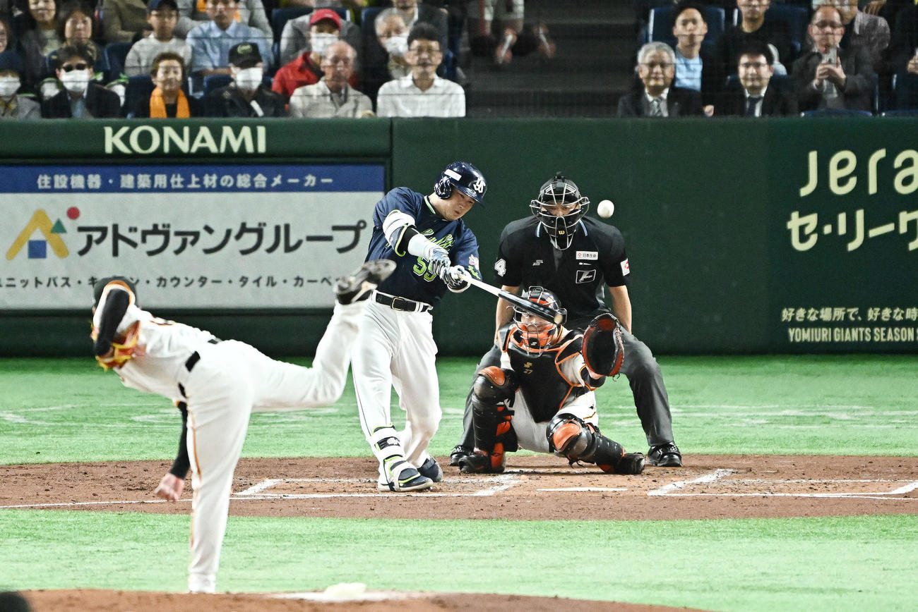 巨人対ヤクルト　3回表ヤクルト2死、村上は左越えソロ本塁打を放つ。投手赤星（撮影・滝沢徹郎）