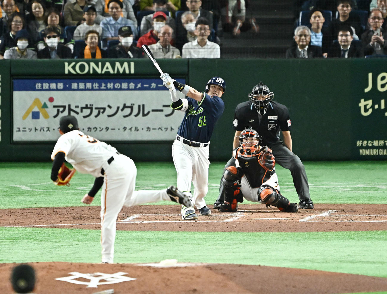 巨人対ヤクルト　3回表ヤクルト2死、村上は左越えソロ本塁打を放つ。投手赤星（撮影・滝沢徹郎）