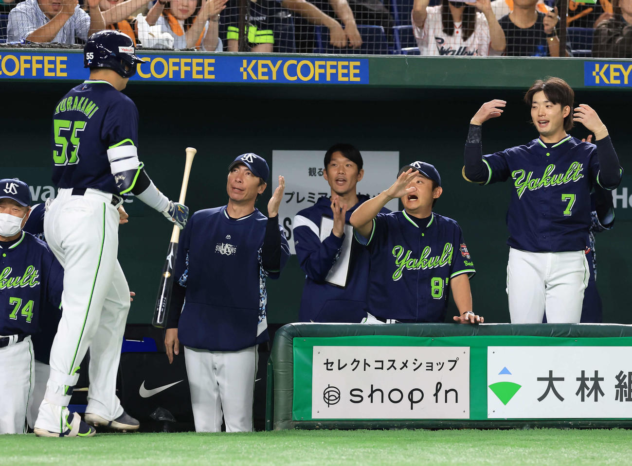 巨人対ヤクルト　3回表ヤクルト2死、村上（手前）が左越えソロ本塁打を放ち、笑顔で迎える高津監督（左から2人目）ら（撮影・浅見桂子）