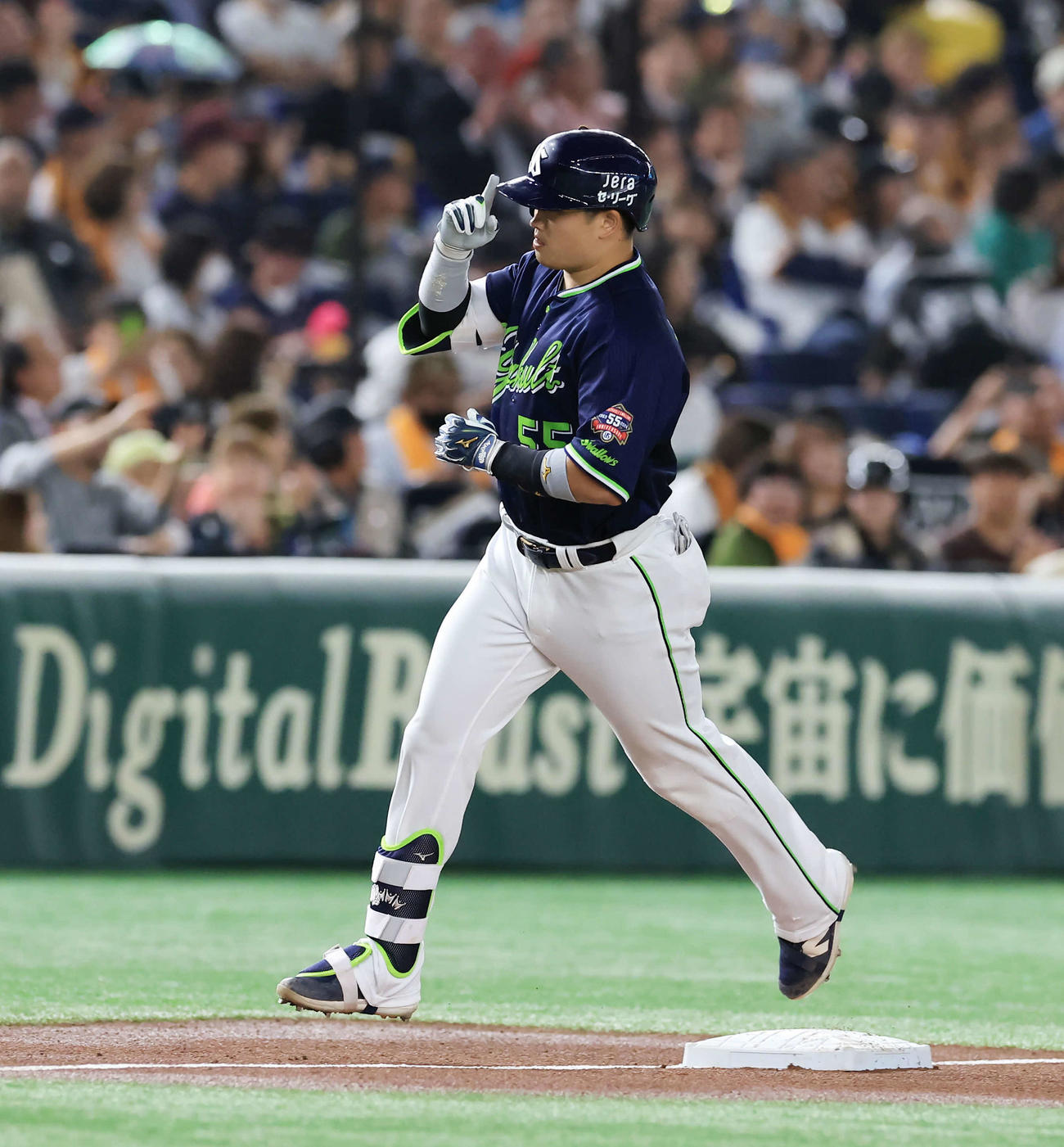 巨人対ヤクルト　3回表ヤクルト2死、村上は左越えソロ本塁打を放ち、三塁を回りながらポーズ（撮影・浅見桂子）