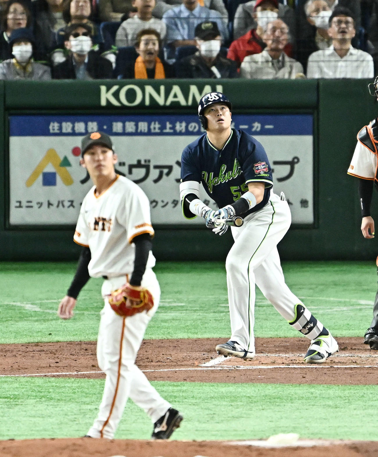 巨人対ヤクルト　3回表ヤクルト2死、村上は左越えソロ本塁打を放つ。投手赤星（撮影・滝沢徹郎）