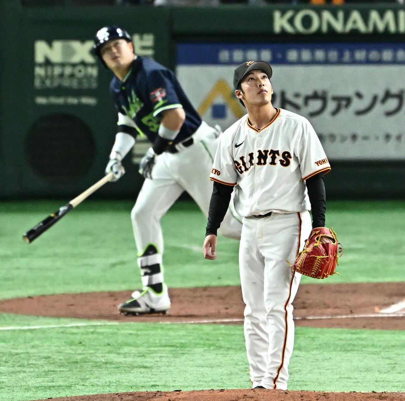 巨人対ヤクルト　3回表ヤクルト2死、村上（後方）にソロ本塁打を許す赤星（撮影・滝沢徹郎）