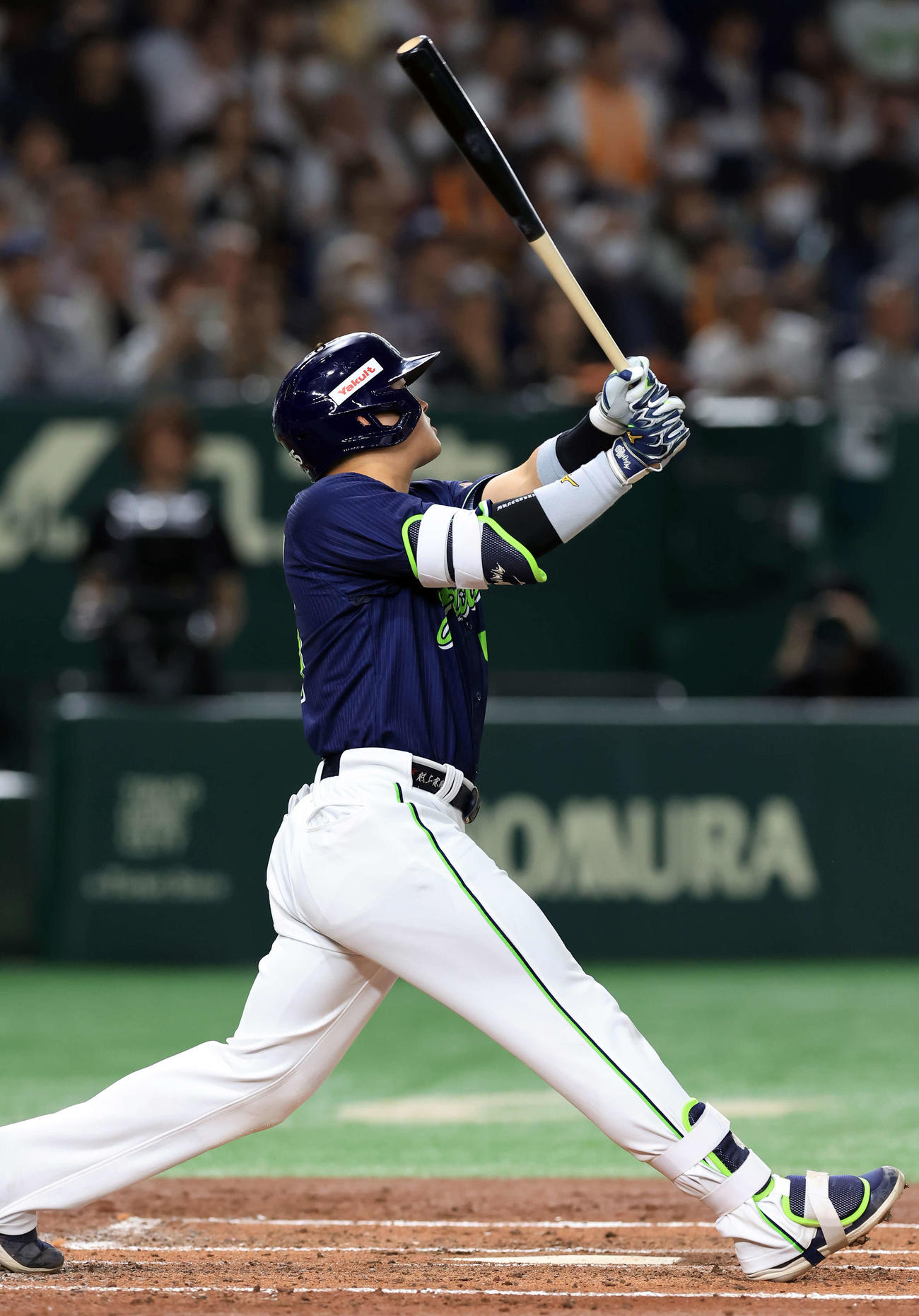 巨人対ヤクルト　3回表ヤクルト2死、村上は左越えソロ本塁打を放つ（撮影・浅見桂子）