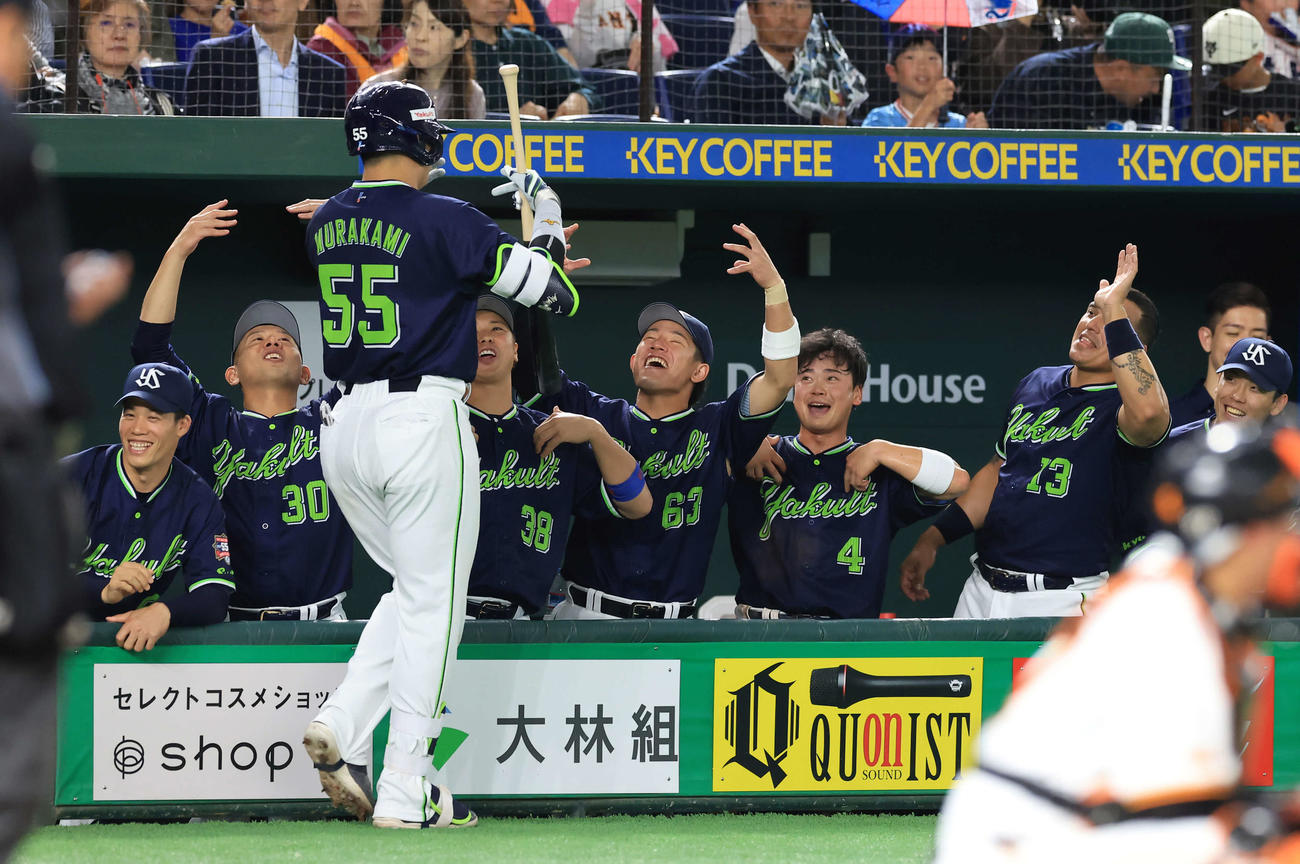 巨人対ヤクルト　3回表ヤクルト2死、村上（手前）が左越えソロ本塁打を放ち、ハカのポーズで迎えるヤクルトナイン（撮影・浅見桂子）