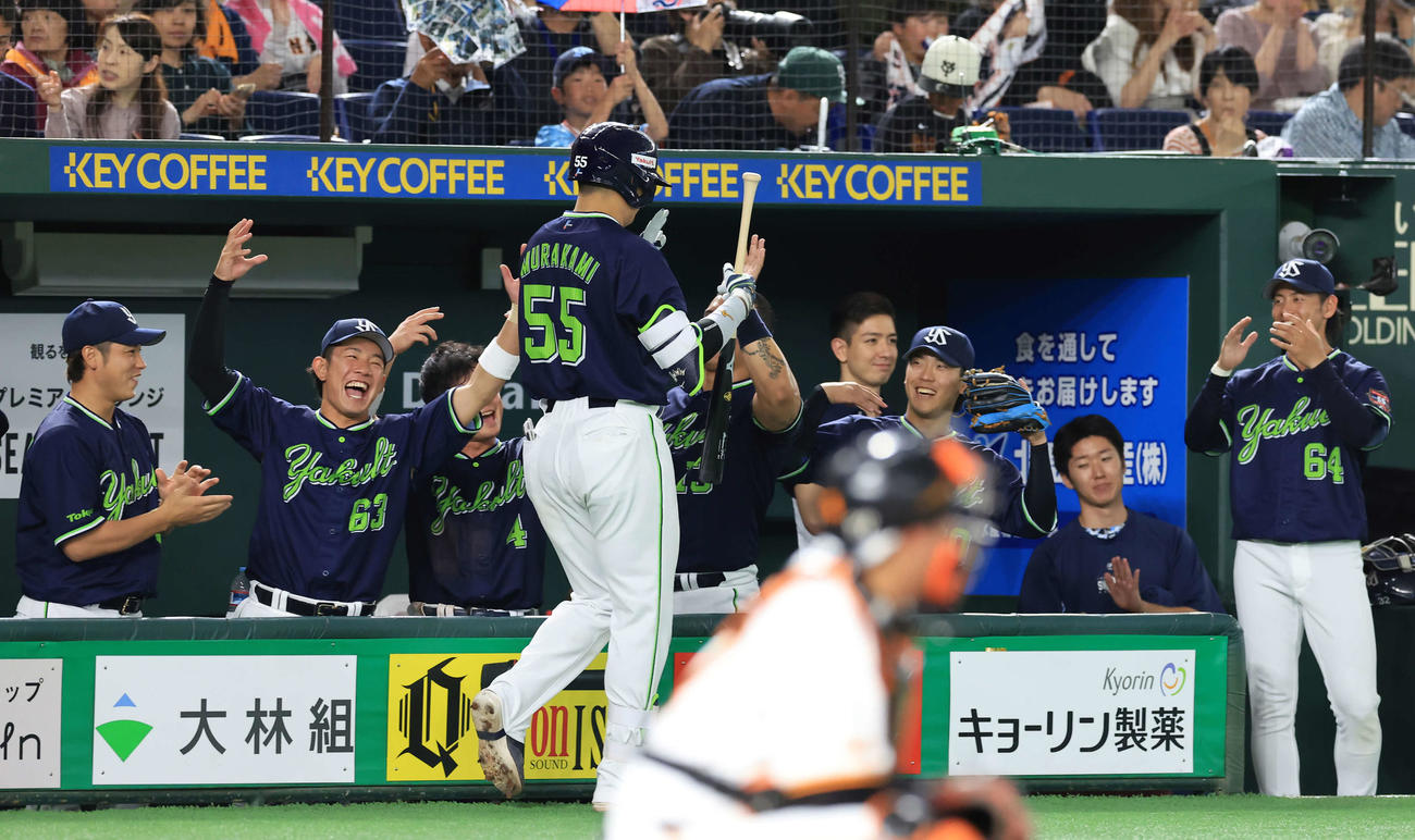 巨人対ヤクルト　3回表ヤクルト2死、村上（手前）が左越えソロ本塁打を放ち、ハカのポーズで迎えるヤクルトナイン（撮影・浅見桂子）