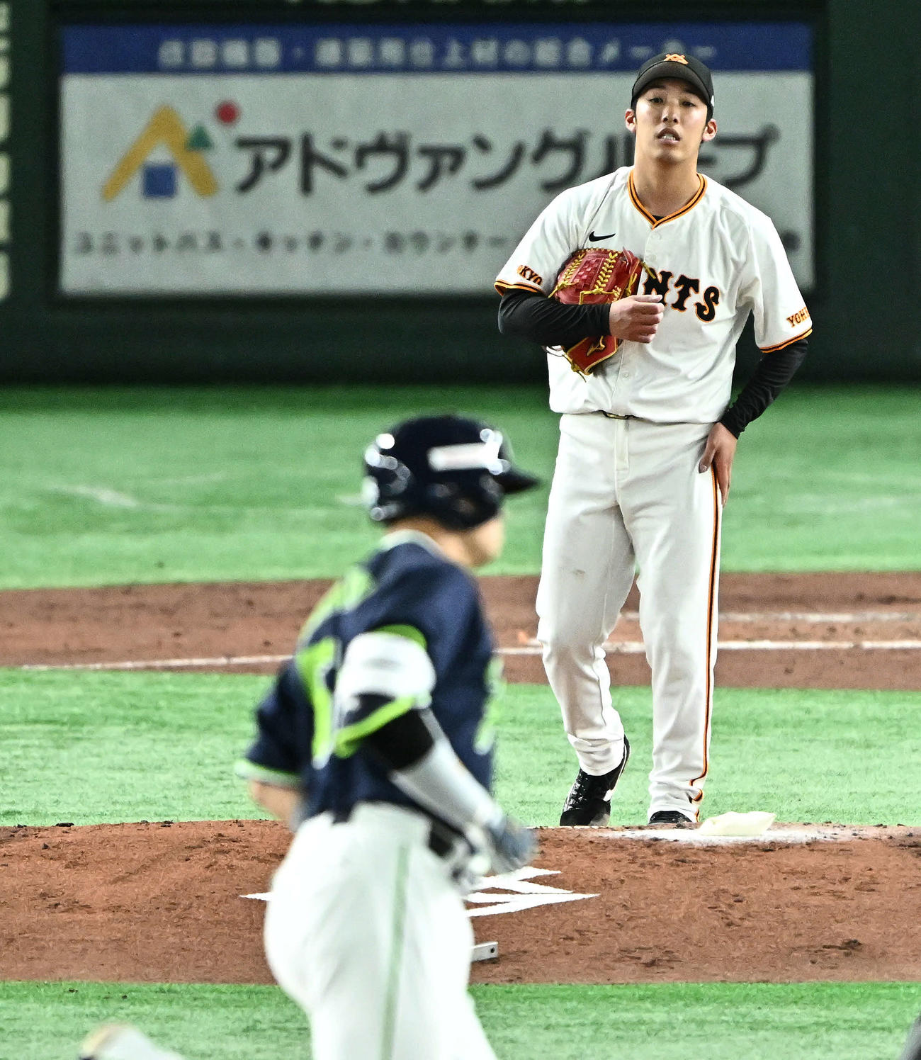 巨人対ヤクルト　3回表ヤクルト2死、村上（手前）にソロ本塁打を許す赤星（撮影・滝沢徹郎）