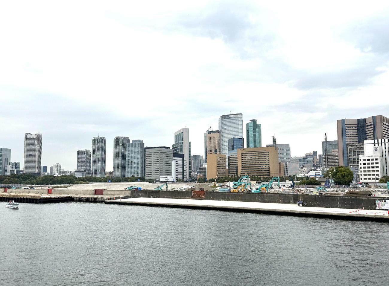 23年10月、勝鬨橋から望む築地市場跡地