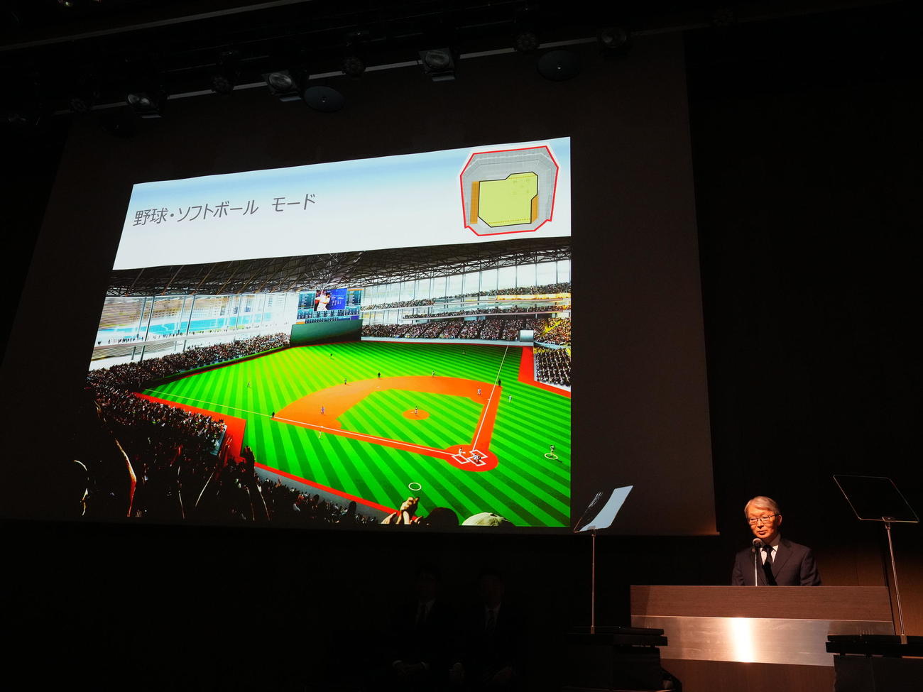 「築地地区まちづくり事業」事業予定者決定に関する記者会見で披露されたマルチスタジアムの資料映像を背にプレゼンテーションする株式会社読売新聞グループ本社の山口寿一代表取締役社長（撮影・小沢裕）