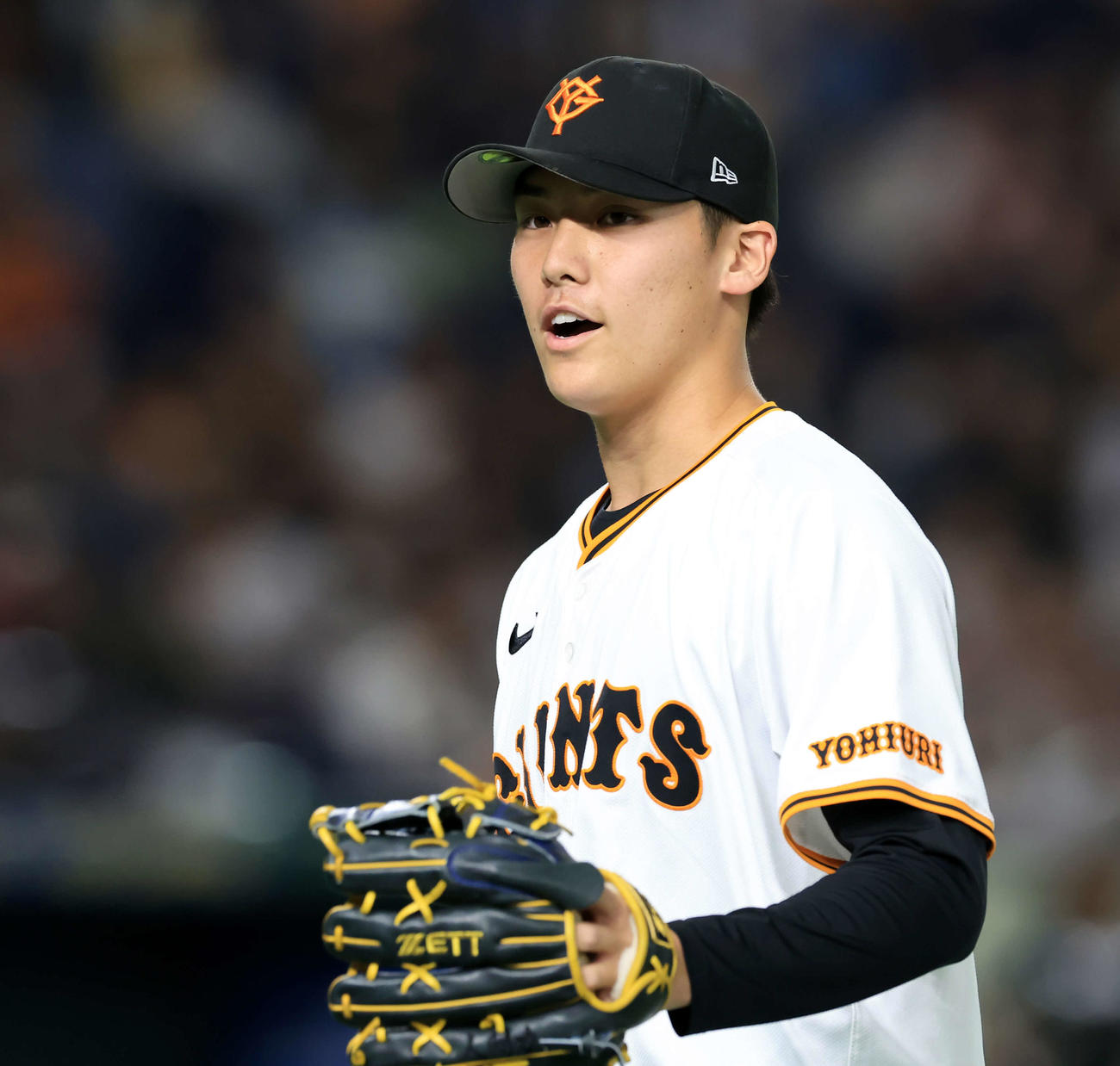 巨人対ヤクルト　6回表ヤクルトの攻撃を抑えて野手に声をかける京本（撮影・浅見桂子）
