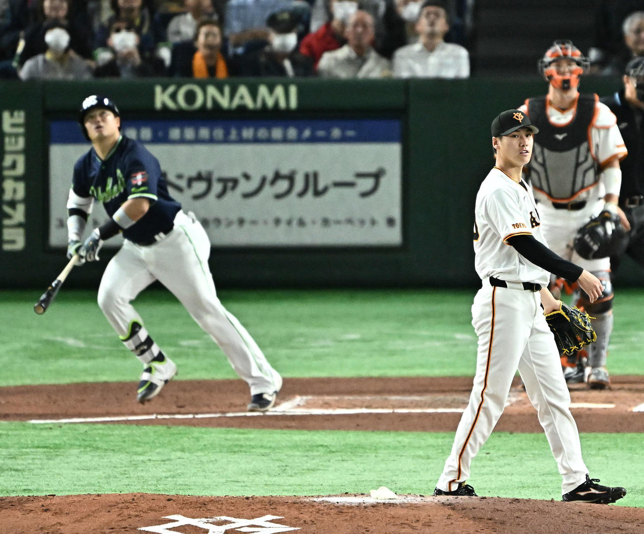 巨人対ヤクルト　6回表ヤクルト無死、村上（後方）を左飛に打ち取る京本（撮影・滝沢徹郎）