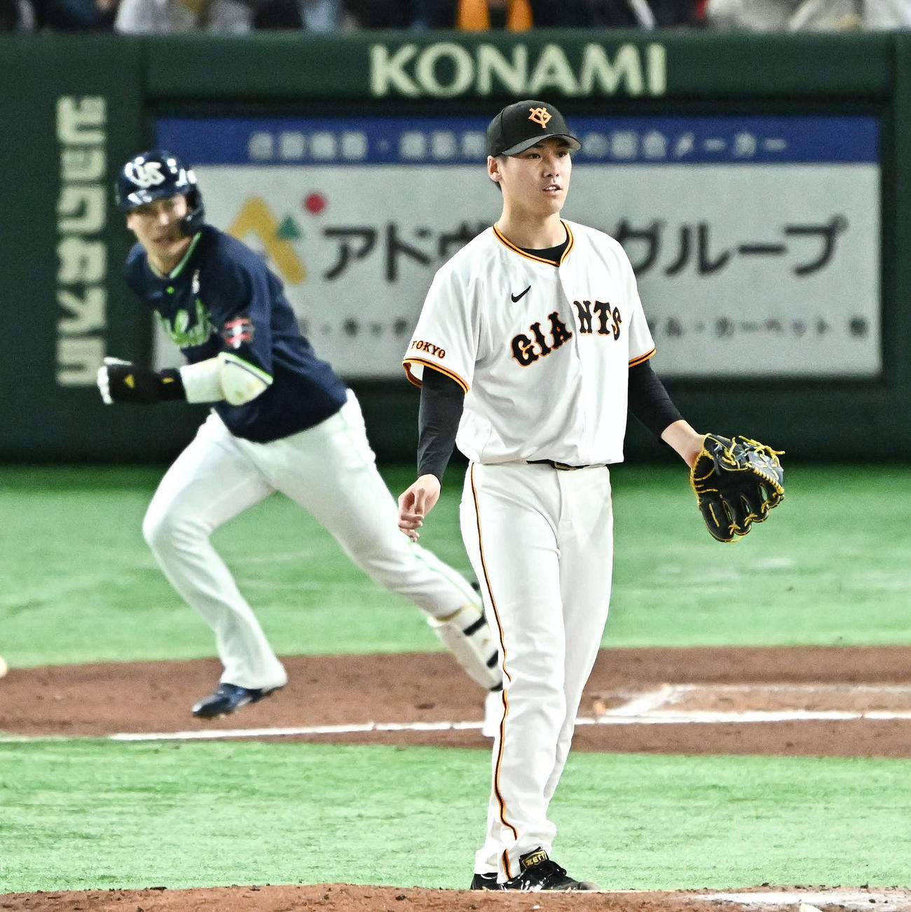 巨人対ヤクルト　6回表ヤクルト2死、山田（後方）を遊ゴロに打ち取る京本（撮影・滝沢徹郎）
