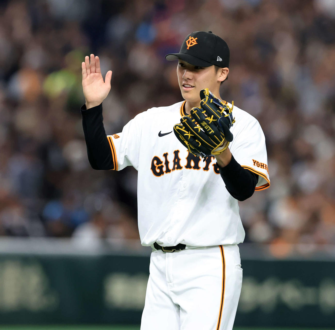 巨人対ヤクルト　6回表ヤクルトの攻撃を抑えて拍手する京本（撮影・浅見桂子）
