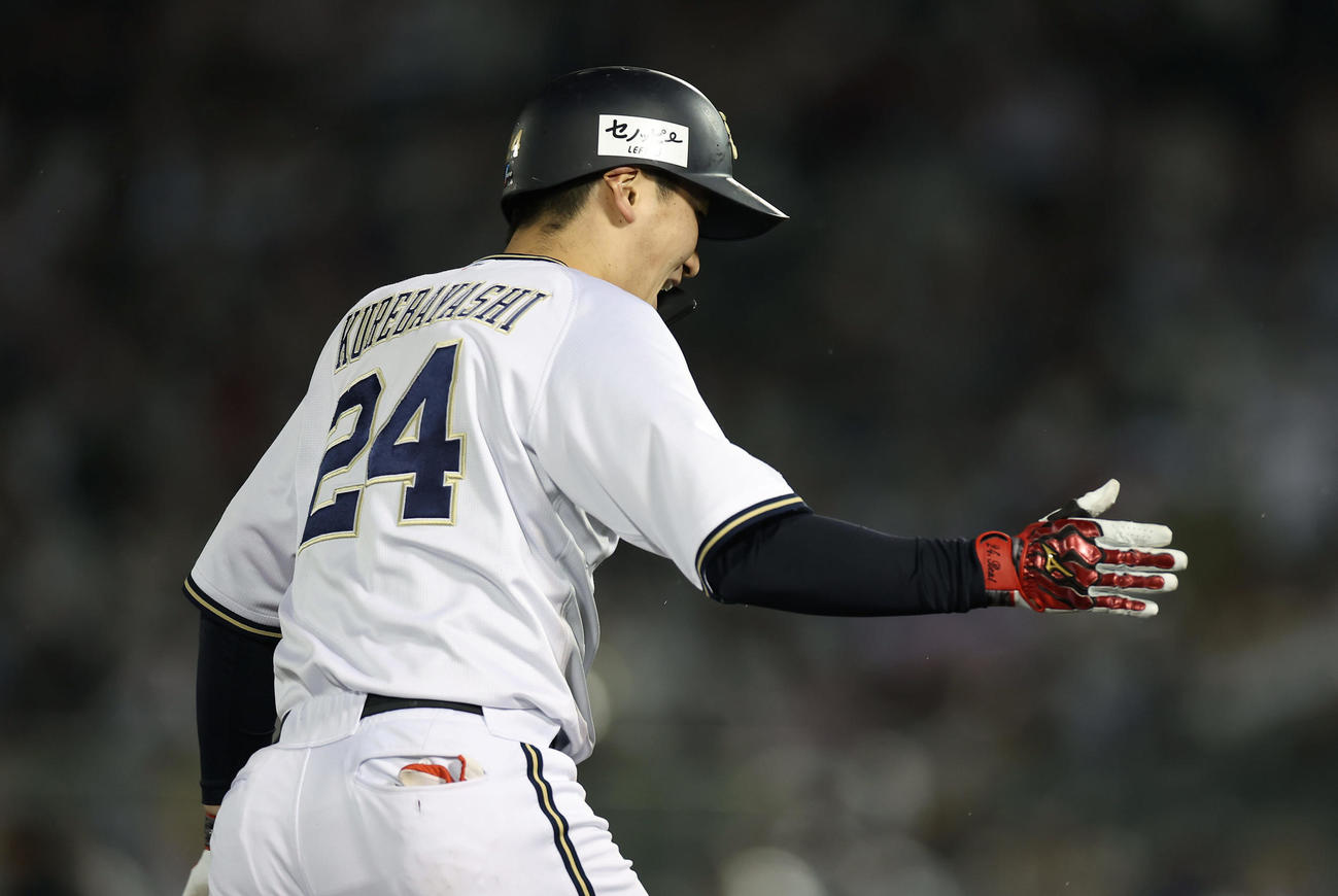 オリックス対ロッテ　5回裏オリックス2死、中越え本塁打を放ち笑顔でダイヤモンドをまわる紅林（撮影・前田充）