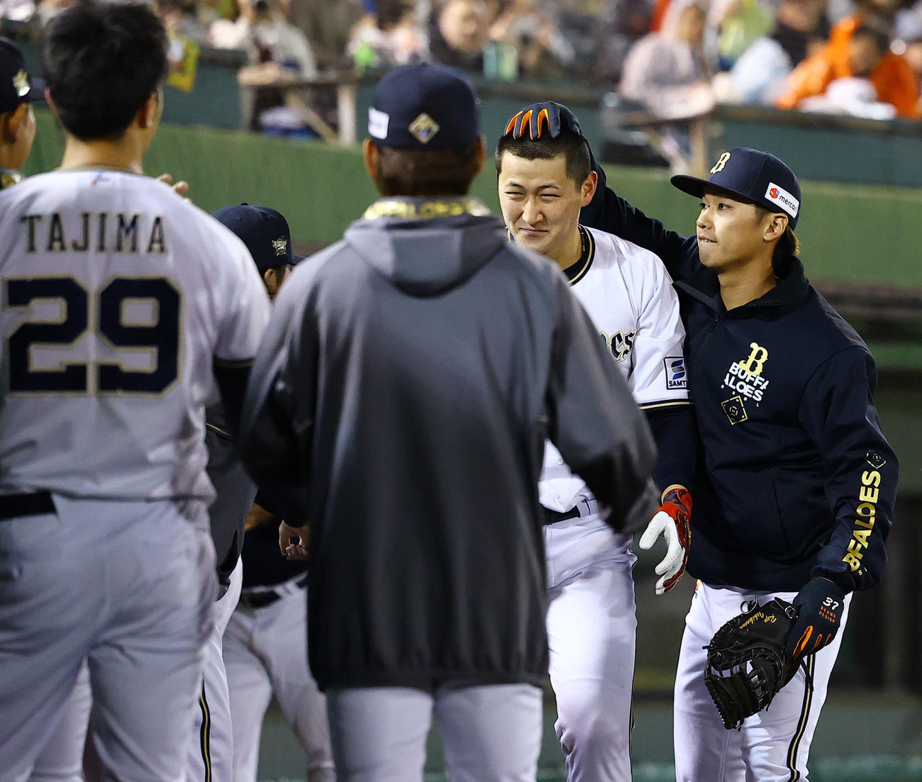 オリックス対ロッテ　5回裏オリックス2死、紅林（右から2人目）は中越えに本塁打を放ち、ナインに出迎えられる（撮影・藤尾明華）