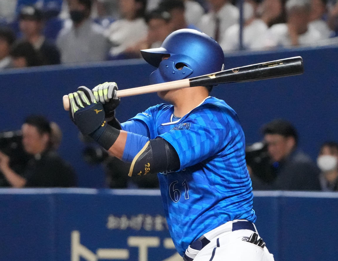 中日対DeNA 1回表DeNA無死一塁、中前打を放つ蝦名（撮影・森本幸一）