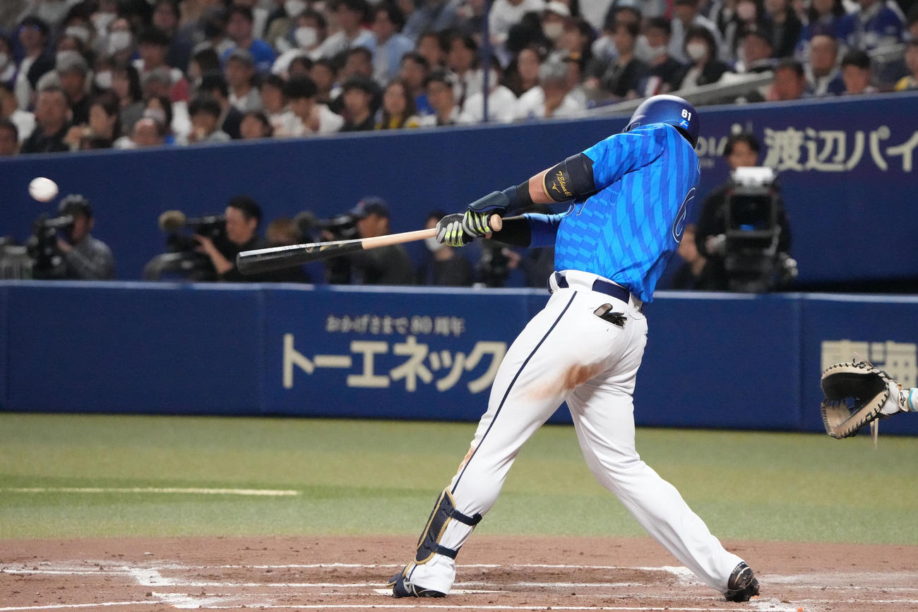 中日対DeNA 1回表DeNA2死一、二塁、右適時打を放つ蝦名（撮影・森本幸一）