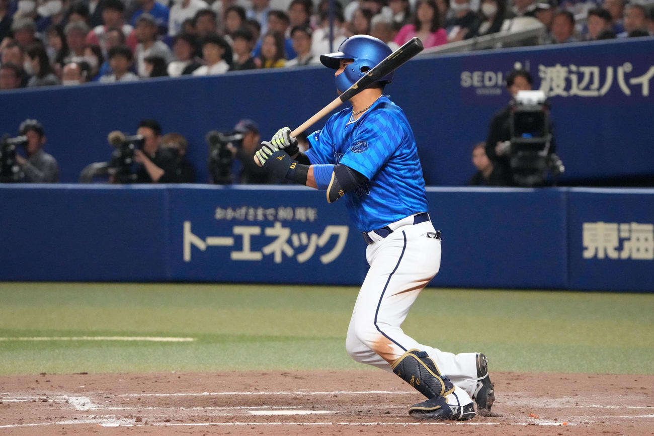 中日対DeNA 3回表DeNA1死一、三塁、左適時打を放つ蝦名（撮影・森本幸一）